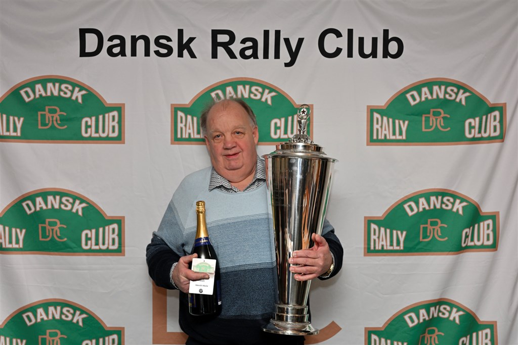På Dansk Rally Clubs generalforsamling modtog Henrik Malle en af dansk rallysports mest eftertragtede hædersbevisninger, nemlig Arne Guldmarks Ærespokal, der gives til personer der gør eller har gjort en enestående indsats i dansk rallysport.
(Foto: Michael Eisenberg)
